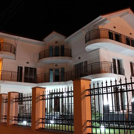 Casa Servus ゲストハウス ナボダリ